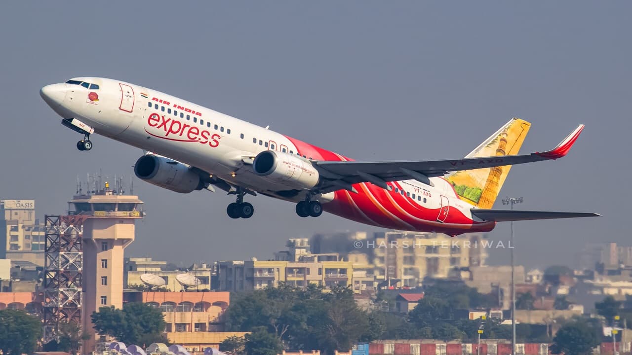 धीरे-धीरे पटरी पर लौट रही है एयर इंडिया एक्सप्रेस की उड़ानें, काम पर आए क्रू मेंबर्स