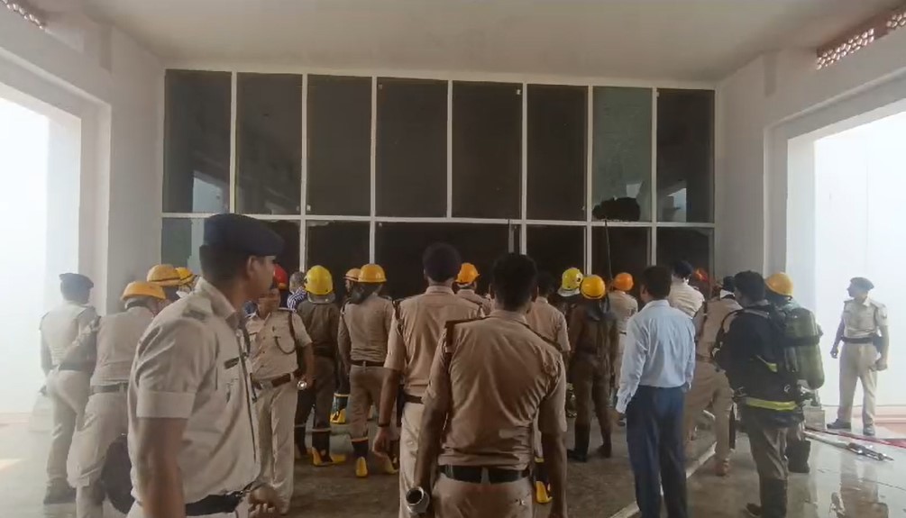 पटना म्यूजियम परिसर में लगी आग से मची अफरा-तफरी, फायर ब्रिगेड की टीम आग पर काबू पाने में जुटी