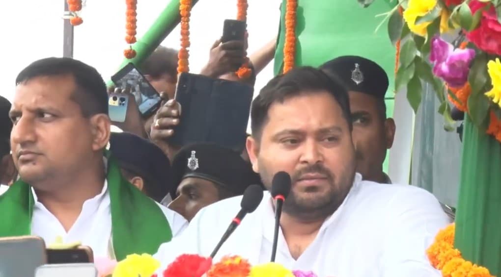 ‘चुप-चाप लालटेन छाप’ का नारा लगवा रहे तेजस्वी यादव, मुंगेर की चुनावी जनसभा में इशारे ही इशारे में दिए संकेत..