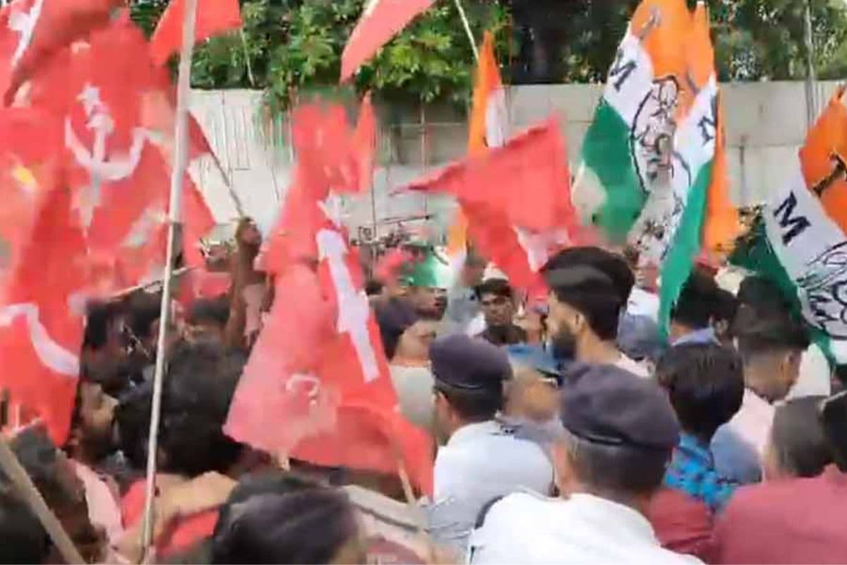 Lok Sabha Election 2024 : कोलकाता में नामांकन दाखिल करने को लेकर तृणमूल और सीपीएम समर्थकों के बीच झड़प, मारपीट रोकने में पुलिस को छूटे पसीने