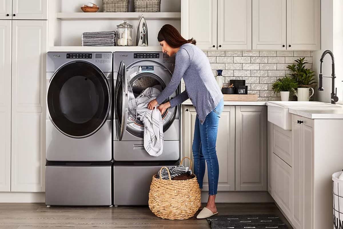 Vastu Tips: वास्तु शास्त्र के अनुसार रात में कपड़े धोने से क्या होता है? जानिए पूरी डिटेल्स
