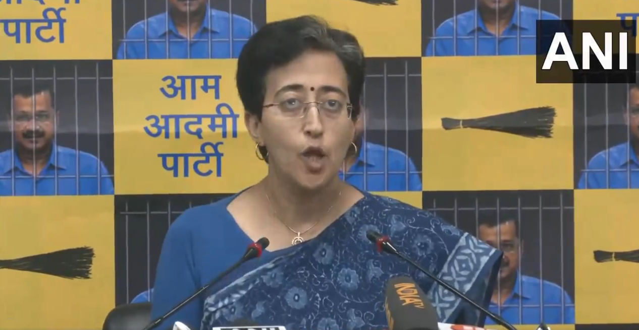 Swati Maliwal Case: ‘ये गुंडा पार्टी को धमका रहा है… AAP ने लिया यू-टर्न’, आतिशी के बयान पर स्वाति मालीवाल का पलटवार