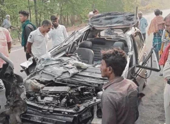 Bihar: भागलपुर में सड़क हादसा, हाइवा से टकराई कार, तीन दोस्तों की मौत