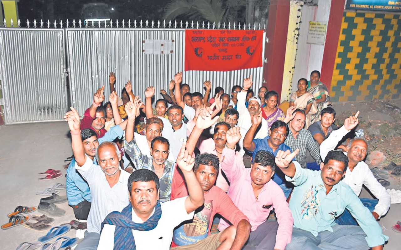 डकबैक इंडिया के कर्मी हुए आक्रोशित, बोले-पहले कर्मचारियों का बकाया भुगतान करें, फिर बंद करें कारखाना