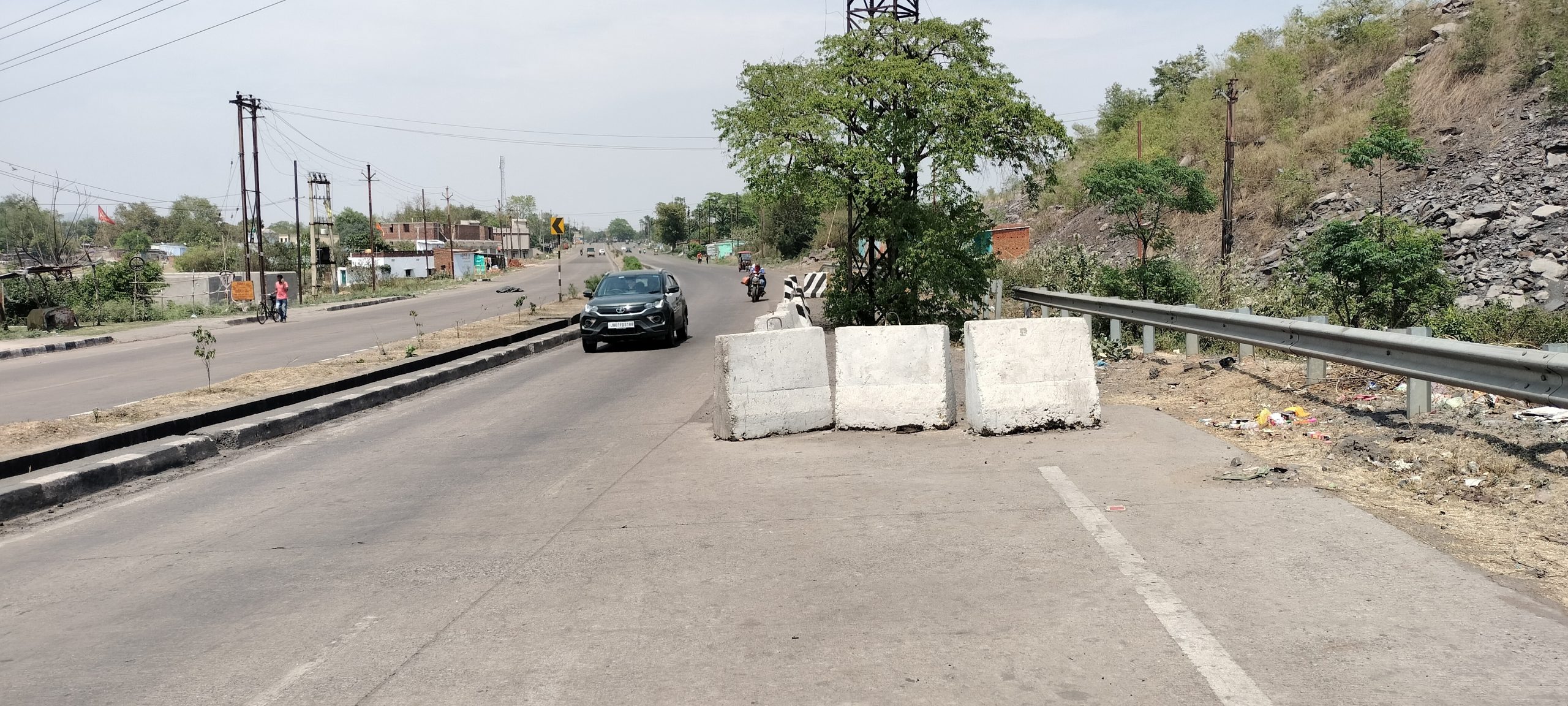 भटमुड़ना में सड़क पर लगी बैरिकेडिंग बन गया डेंजर जोन