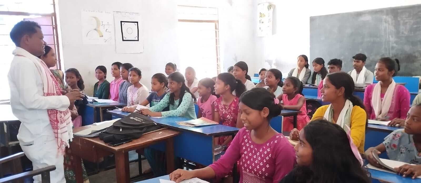 संताली भाषा में पठन-पाठन के लिए किया प्रोत्साहित संताली भाषा में पठन-पाठन के लिए किया प्रोत्साहित