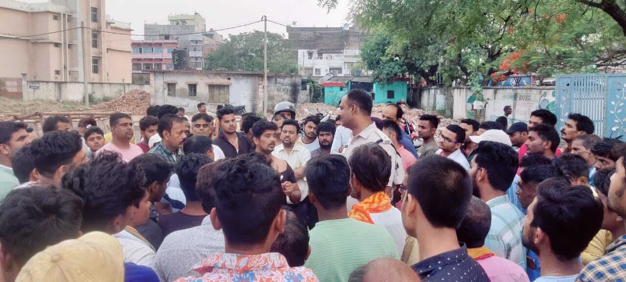 रुपये के लेन देन में तलवारबाजी से एक का चेहरा कटा, रेफर
