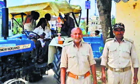 टूटकर गिरे हाइटेंशन तार की चपेट में आने से पिता-पुत्र की मौत