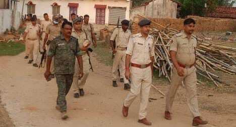 मारगोमुंडा में पुलिस ने किया फ्लैग मार्च, भय मुक्त होकर वोट करने की अपील की