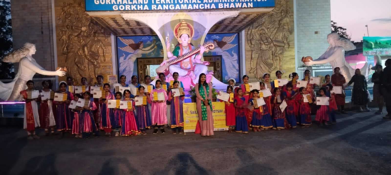 पश्चिम बंगाल के दार्जिलिंग में आयोजित नृत्य कला ज्योति अवार्ड एवं सैलारानी अवार्ड महोत्सव में पोठिया के बच्चों ने लिया भाग