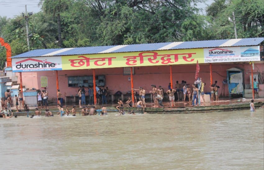 UP News: महिलाओं के चेंजिंग रूम में सीसीटीवी कैमरा लगाने वाले महंत की दुकानों पर चला बुलडोजर
