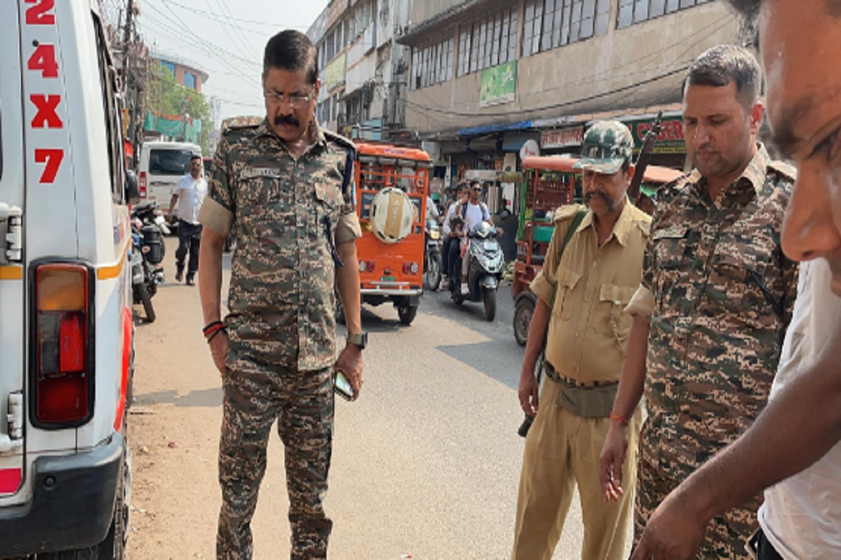 गिरिडीह में युवक की दिन-दहाड़े चाकू मारकर हत्या, आक्रोशित लोगों ने किया सड़क जाम