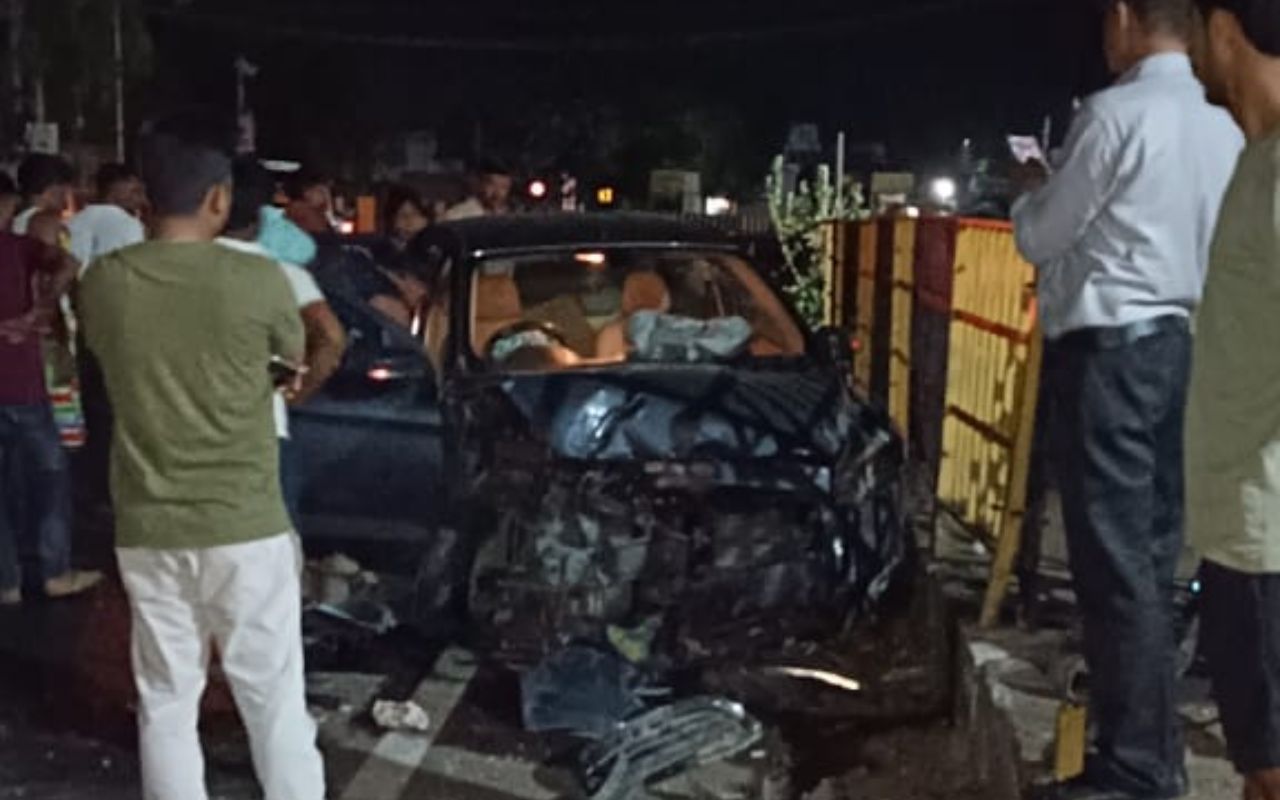 Jharkhand News: औरंगाबाद से देवघर जा रही कार गिरिडीह में रेलिंग से टकराई, कार के परखच्चे उड़े