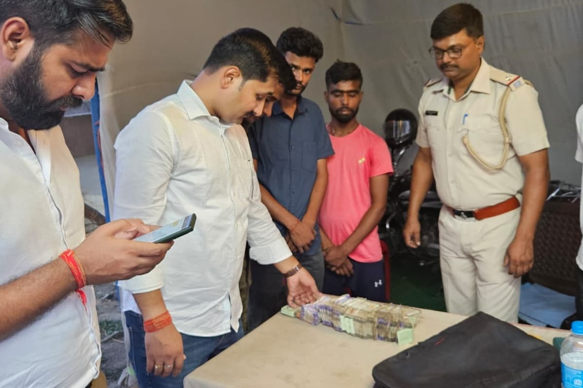 Lok Sabha Election 2024: झारखंड के गोड्डा से 5 लाख रुपये जब्त, पुलिस ने ऑटो से किया बरामद