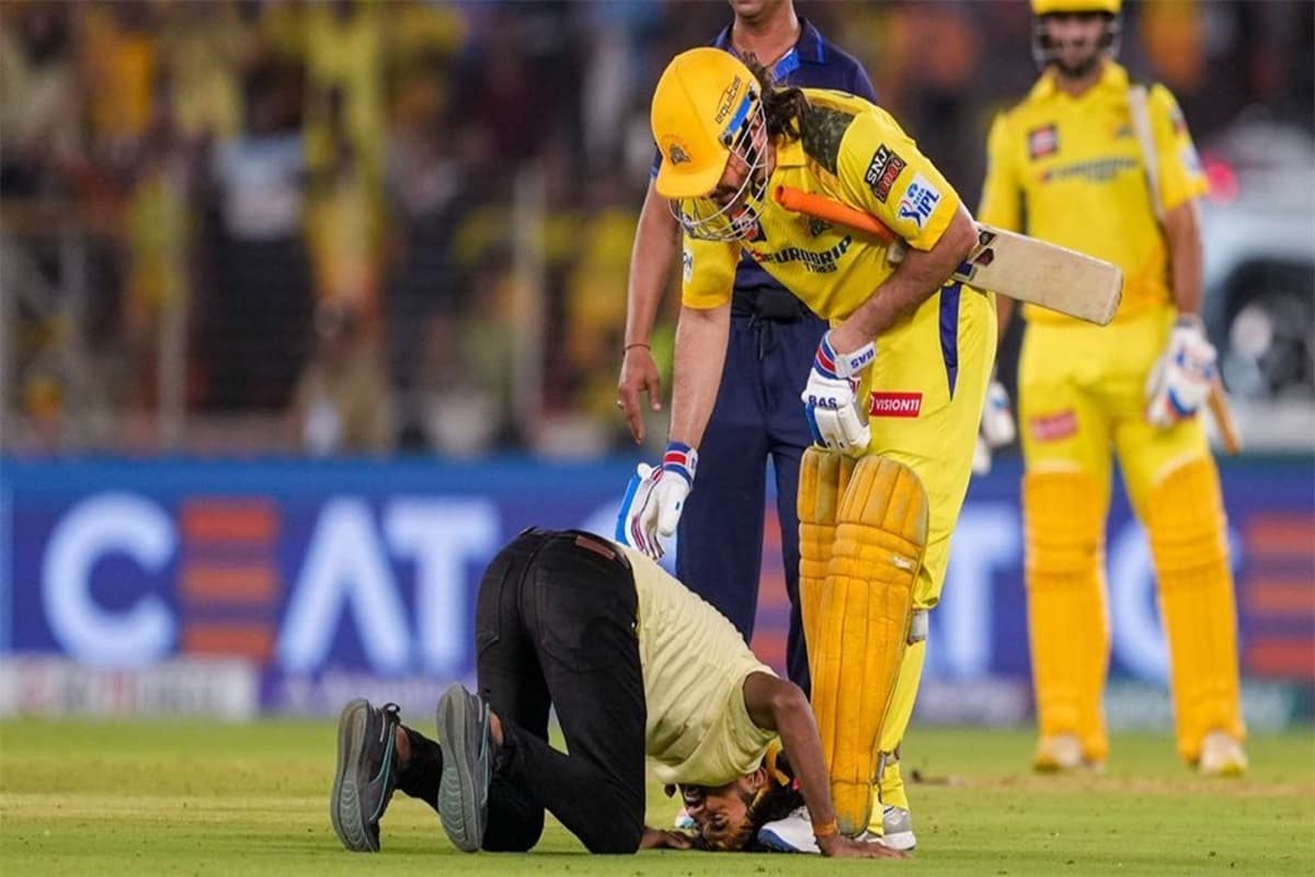 MS Dhoni : कायम है माही का जादू, फैन ने ग्राउंड पर किया कुछ ऐसा कि धोनी ने …