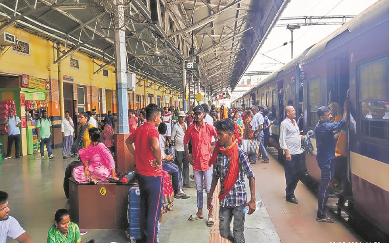 बिहार में कोई स्टेशन के प्लेटफॉर्म पर तो कोई ट्रेन की बोगी में तोड़ गया दम, नहीं झेल पाए प्रचंड गर्मी की मार