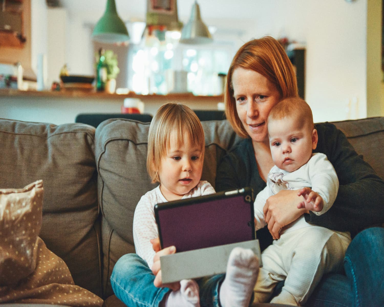 Parenting Tips: अपने बच्चे की हर जरूरत पूरी कर कहीं आप उसे बिगाड़ तो नहीं रहे?