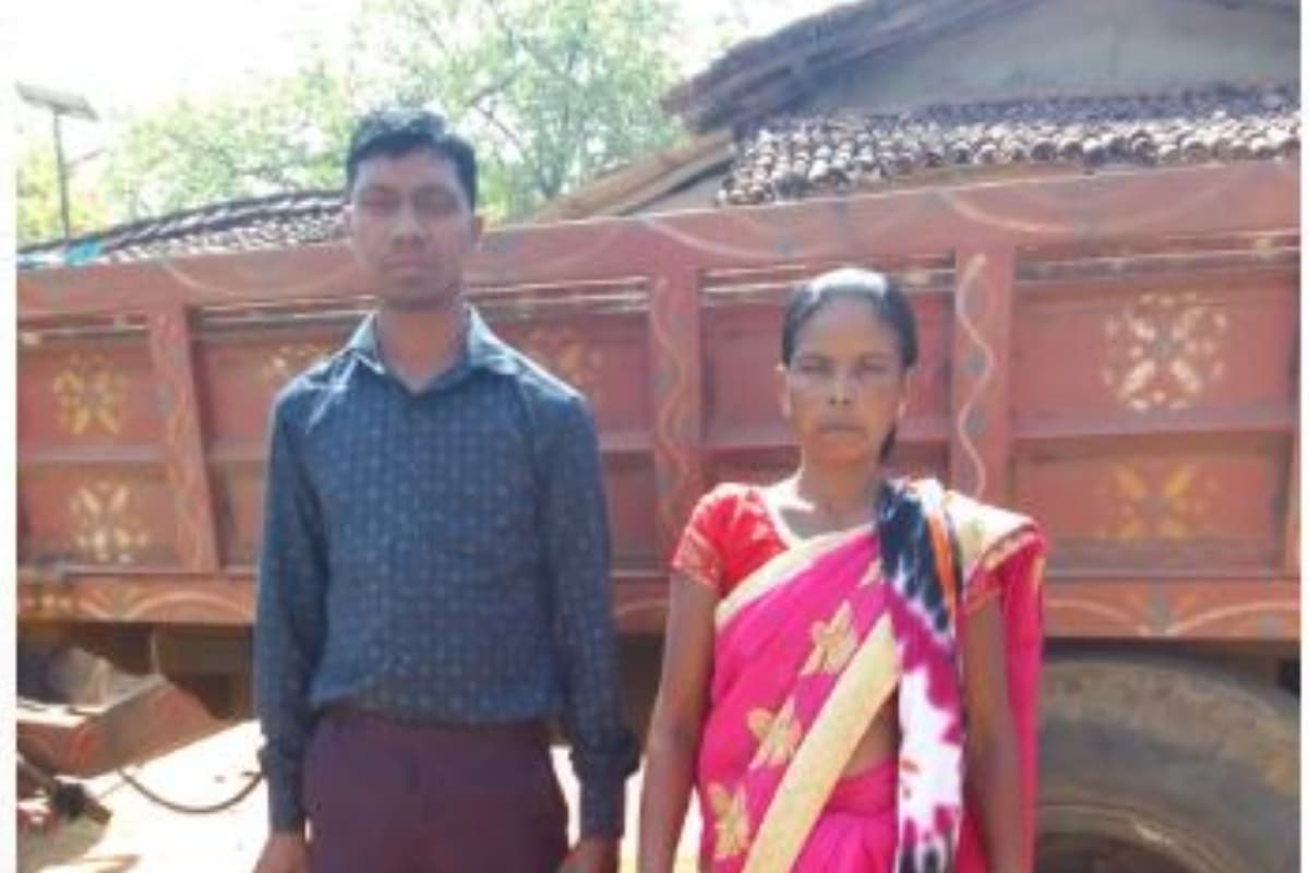 मांझी दंपती गांववालों को अपने ट्रैक्टर पर ले जाते हैं छह किमी दूर बूथ पर