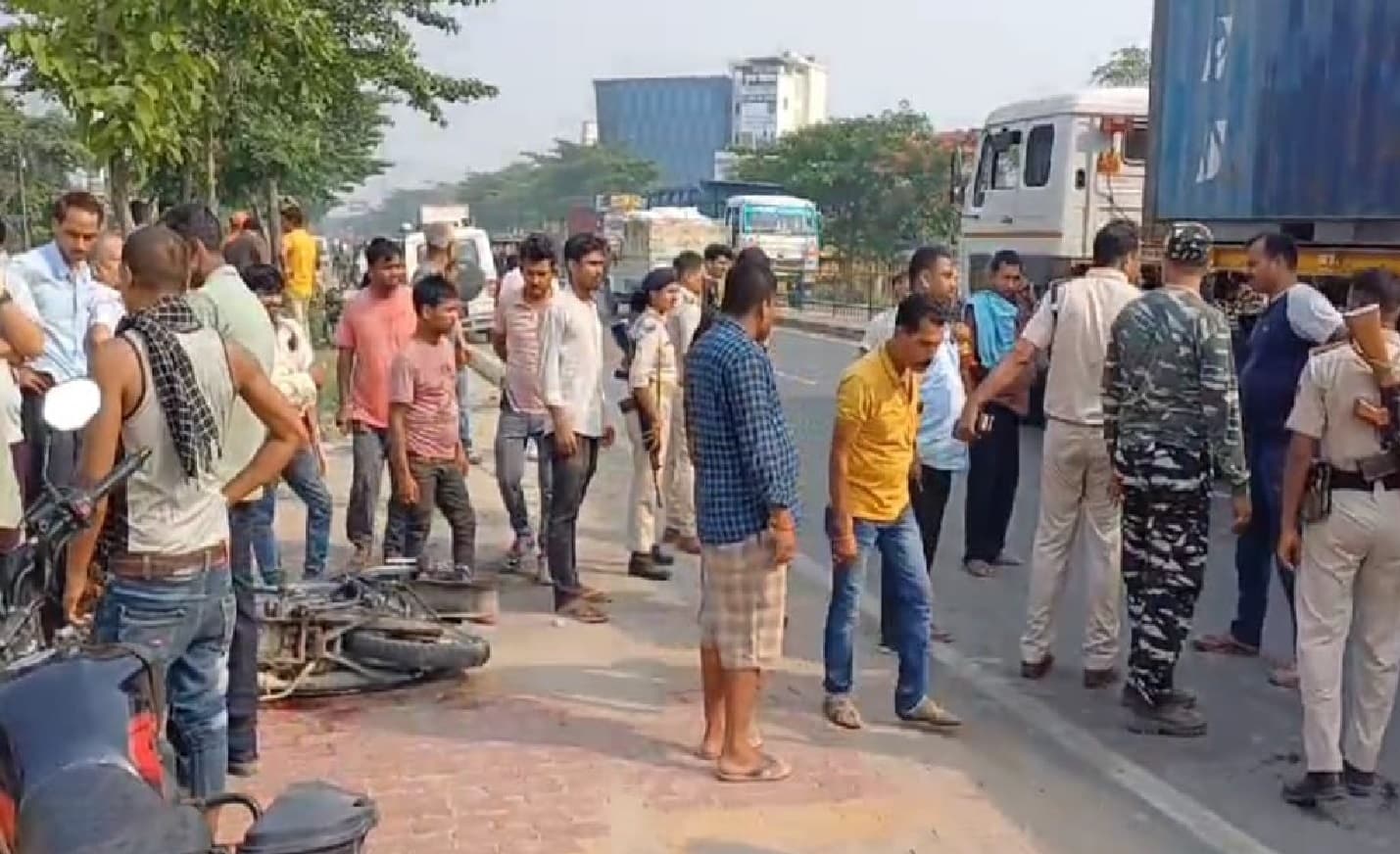 हाईवा ने बाइक सवार भाइयों को कुचला, फिर 50 मीटर तक घसीटा, छोटे की मौत, बड़े की हालत गंभीर