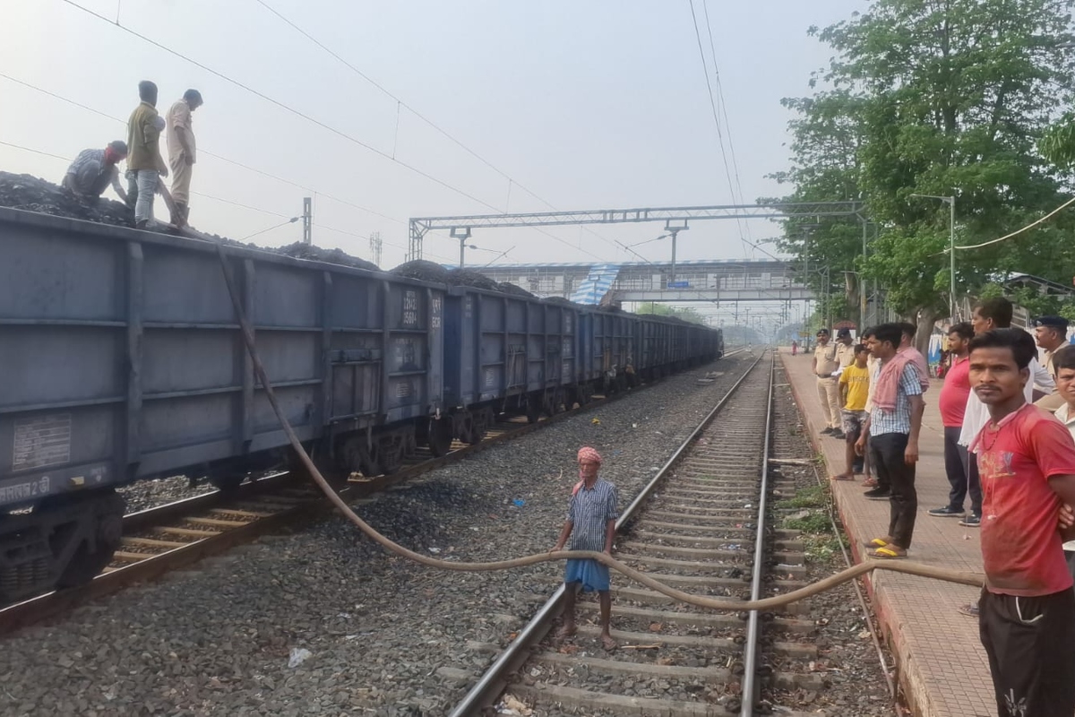 साहिबगंज : कोयले से लदी मालगाड़ी में लगी आग, आरपीएफ ने मशक्कत के बाद पाया काबू
