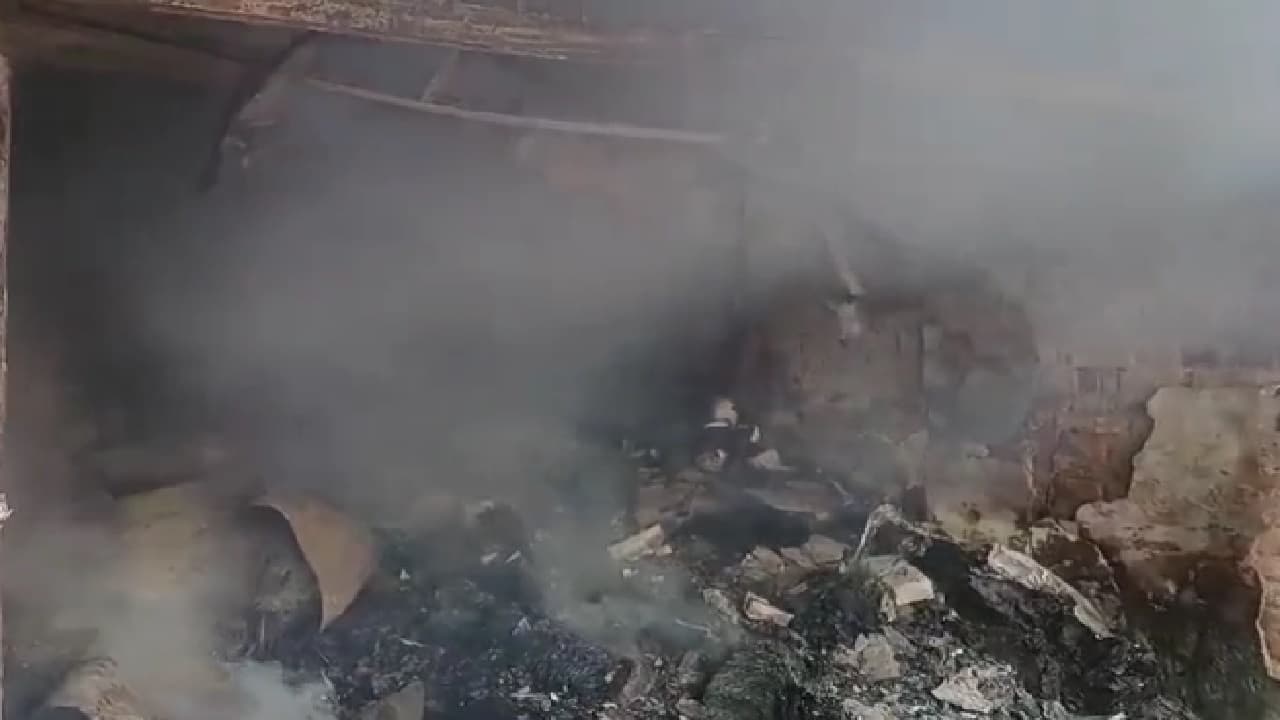 Siwan News: चोरी के बाद चोरों ने दुकान में लगाई आग, 50 लाख की संपत्ति जलकर राख