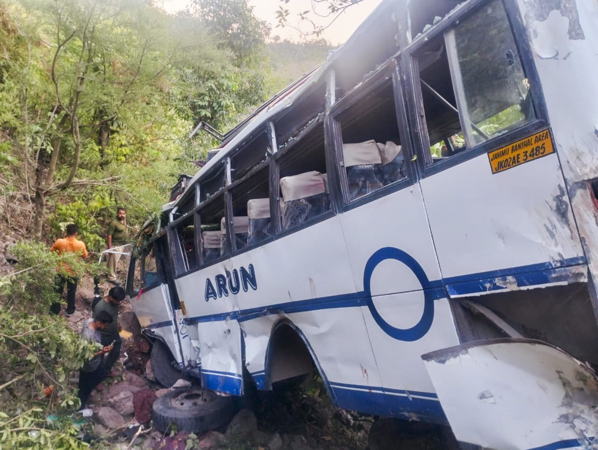 Jammu Kashmir Terrorist Attack: बस घने जंगलों से नीचे आ रही थी, ठीक उसी वक्त चेहरे को ढंके आतंकी ने शुरू की फायरिंग