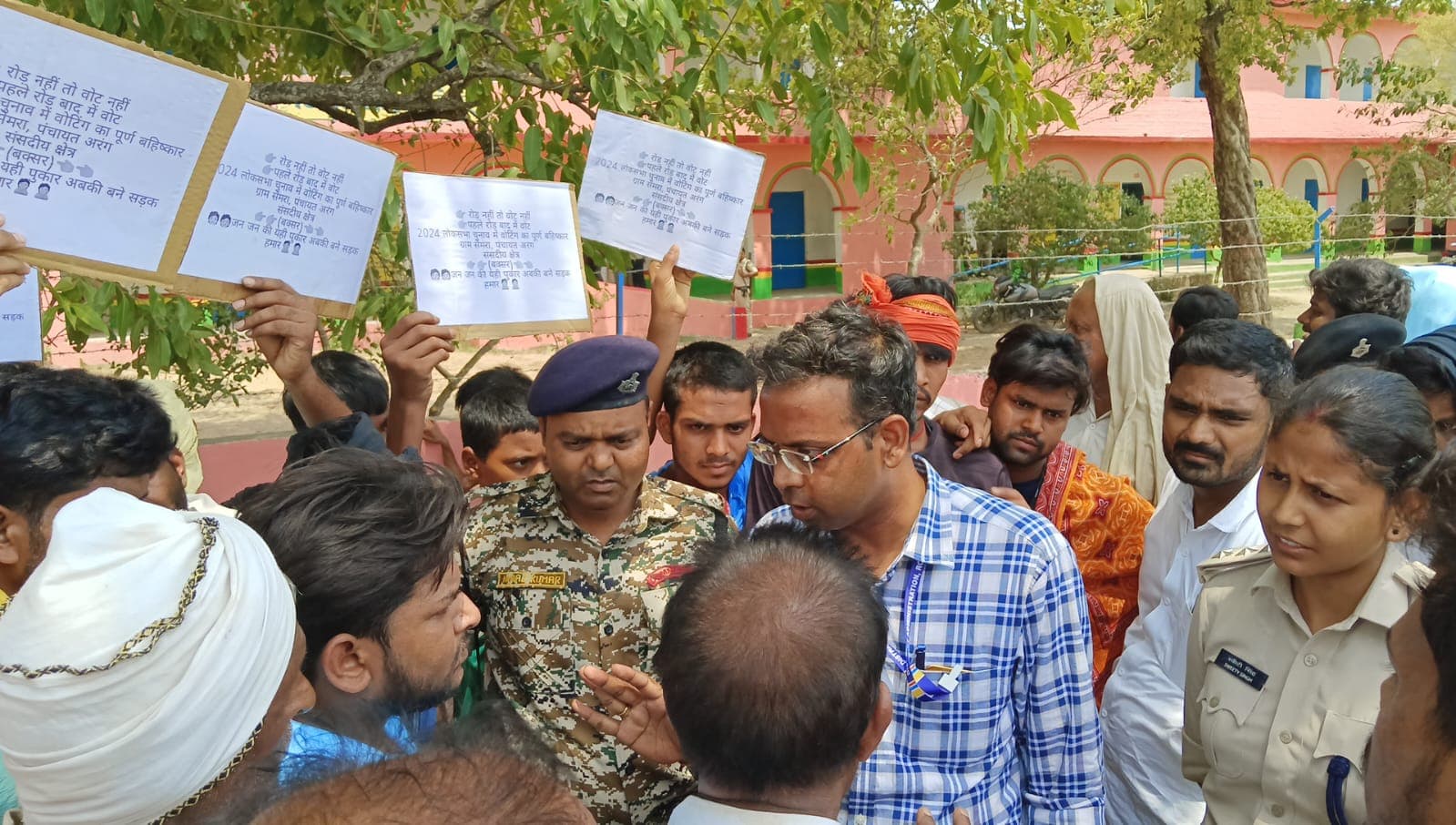 बिहार में अंतिम चरण में भी वोट बहिष्कार बनी चुनौती, बूथों पर पसरा सन्नाटा तो वोटरों को मनाने में लगे रहे अधिकारी