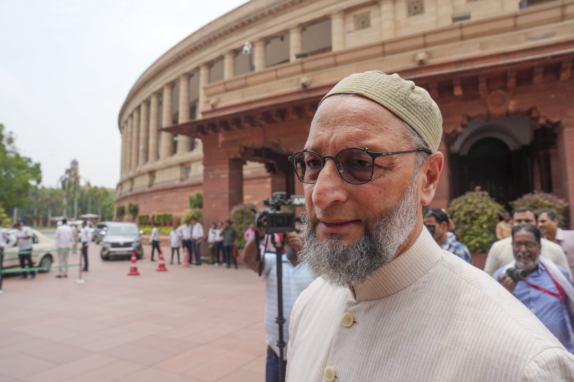 Parliament Session: ‘जय भीम…’ लोकसभा में शपथ लेते ओवैसी के नारे पर छिड़ा बवाल