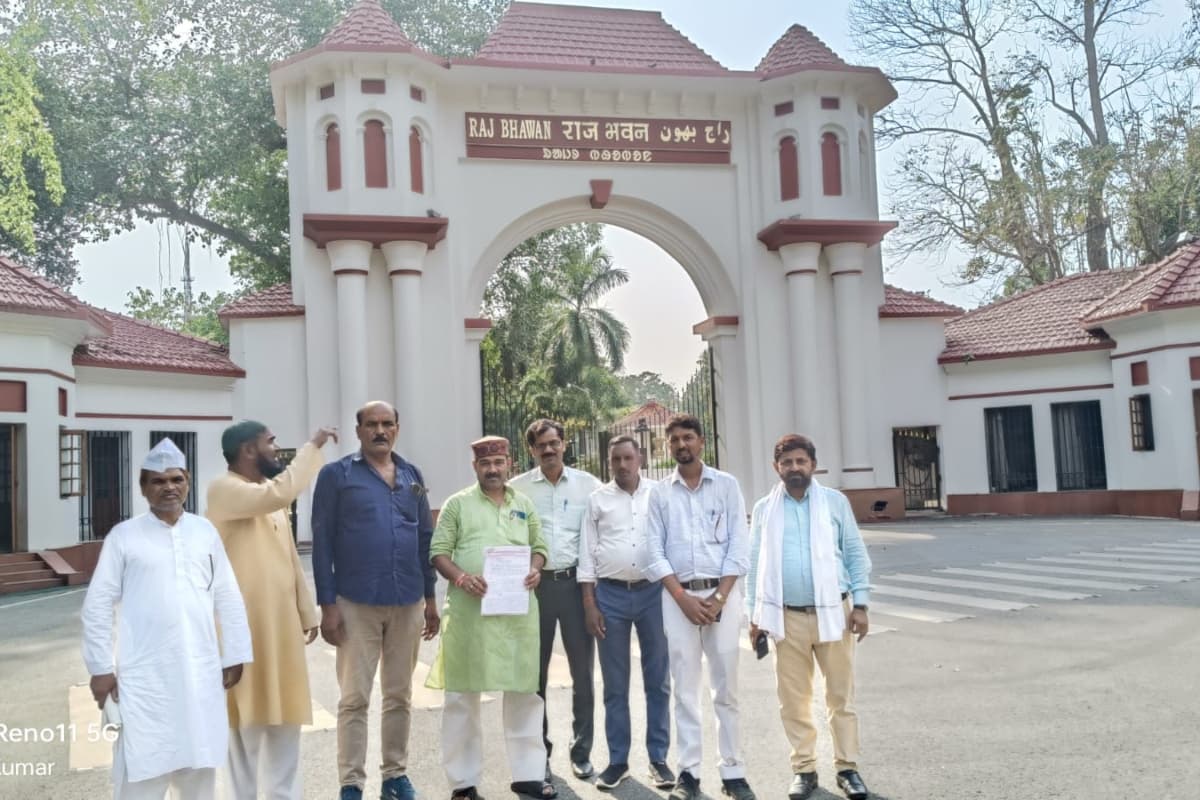 झारखंड : वित्तरहित शिक्षाकर्मियों ने मांगों को लेकर राजभवन के सामने दिया धरना, सौंपा तीन सूत्री मांग