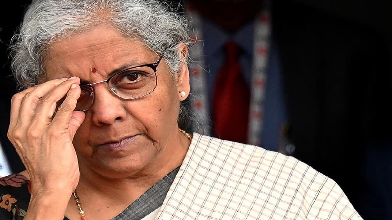 Budget Meeting: पेट्रोल-डीजल हो सकता है सस्ता, वित्तमंत्री की ऊर्जा विशेषज्ञों के साथ बैठक आज
