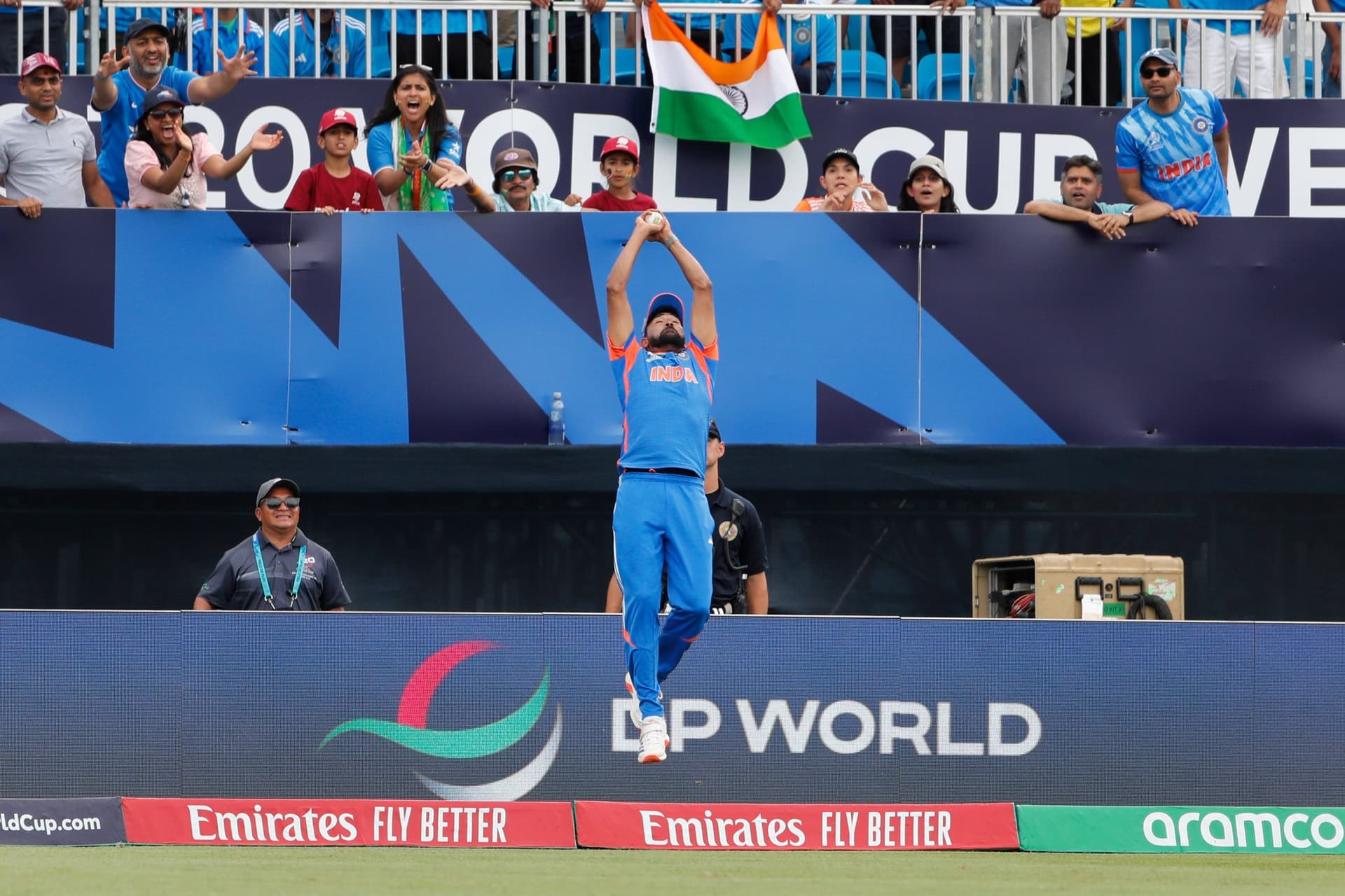 T20 World Cup: बेस्ट फील्डर का अवॉर्ड देने भारतीय ड्रेसिंग रूम में पहुंचे ये स्पेशल गेस्ट, देखें वीडियो