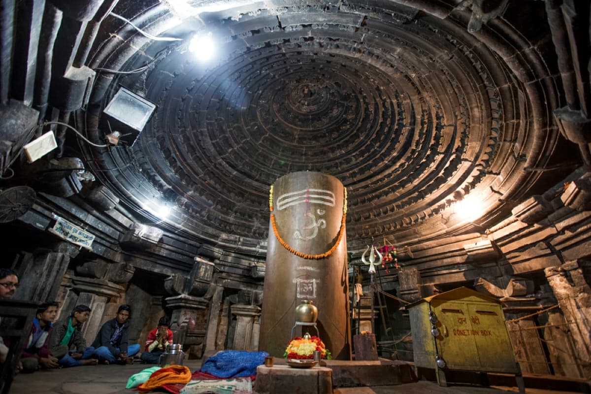 MP Tourism: मध्यप्रदेश के मातंगेश्वर मंदिर, जहां हर साल 1 इंच बढ़ता है शिवलिंग