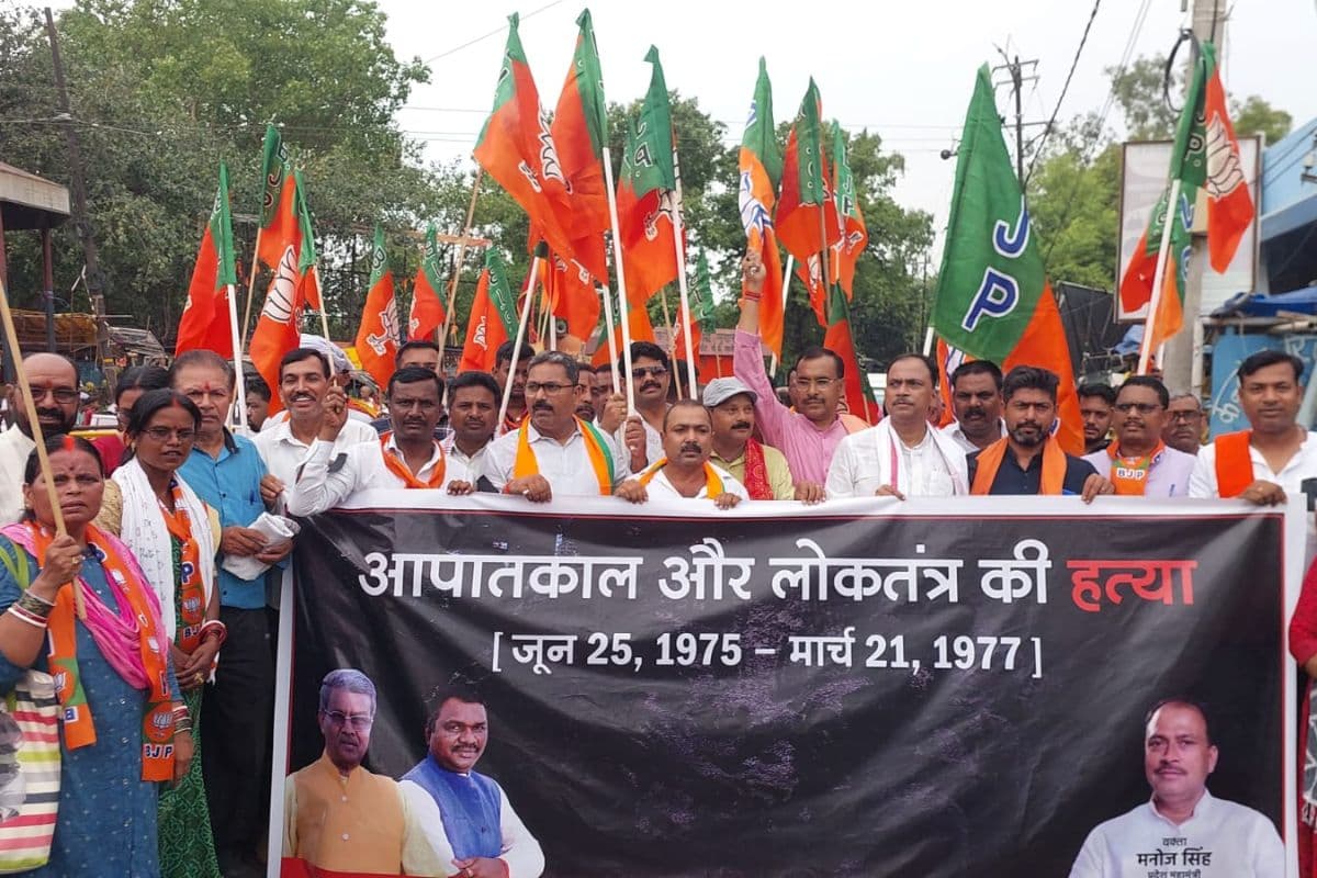 Emergency Protest: लातेहार में इमरजेंसी के विरोध में बीजेपी ने मनाया काला दिवस, बंदी बनाए गए मनबहाल सिंह किए गए सम्मानित