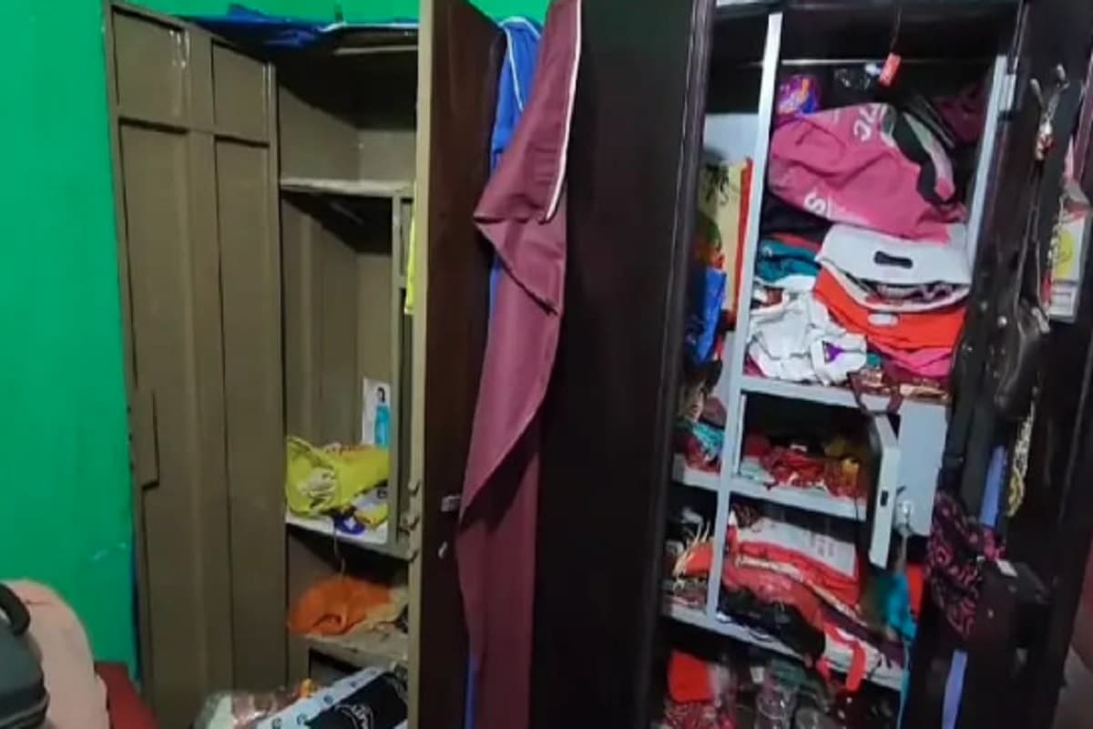 बोकारो में रेलवे कर्मी के आवास से 15 लाख के गहने और हजारों नगद रुपये की चोरी, पुलिस ने दर्ज किया मामला बोकारो में रेलवे कर्मी के आवास से 15 लाख के गहने और हजारों नगद रुपये की चोरी, पुलिस ने दर्ज किया मामला