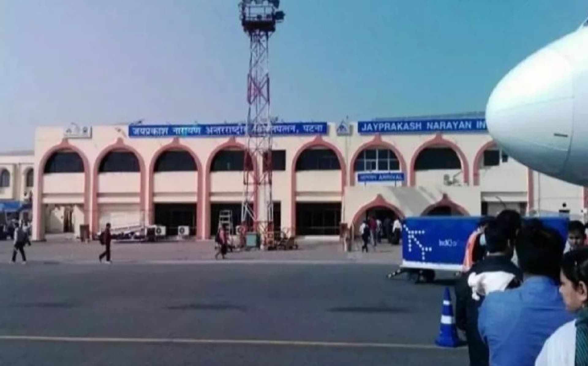 Bomb Threats: 41 एयरपोर्ट और मुंबई के 50 अस्पतालों को बम से उड़ाने की धमकी, बढ़ाई गई सुरक्षा