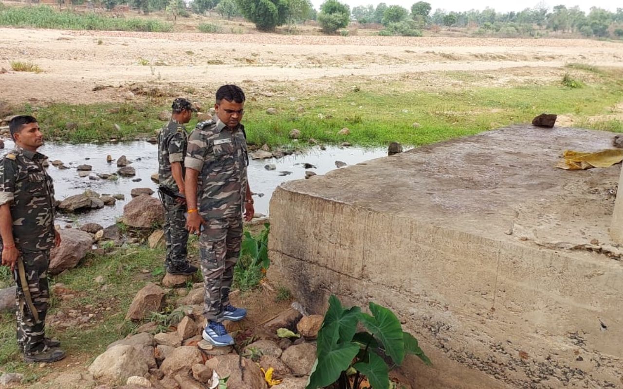 Jharkhand News: लातेहार के चंदवा में झामुमो नेता के भाई का शव पुल के नीचे नग्न अवस्था में मिला