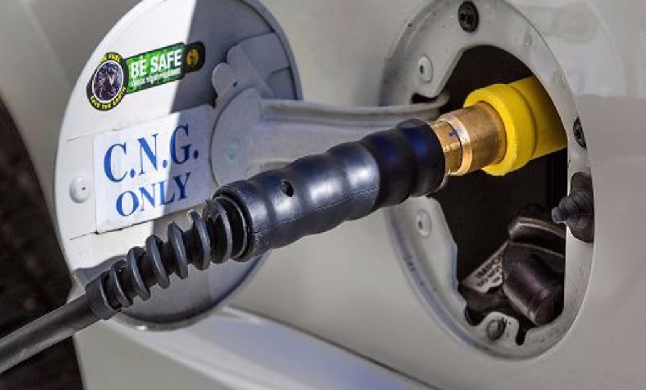 CNG Price Hike: दिल्ली में कार चलाना महंगा, बढ़ गई सीएनजी की कीमत