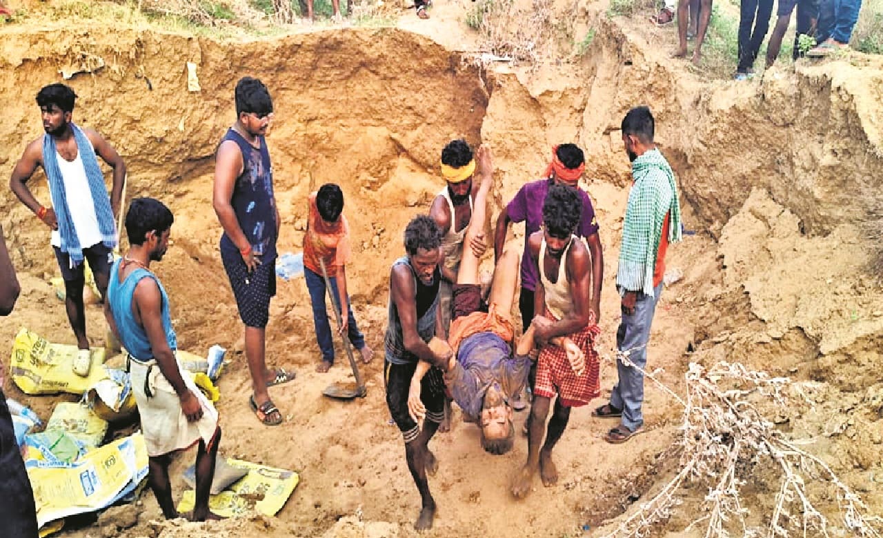 किऊल नदी में अवैध खनन कर खोदे गए गड्ढे, बालू के नीचे दबकर मजदूर की मौत