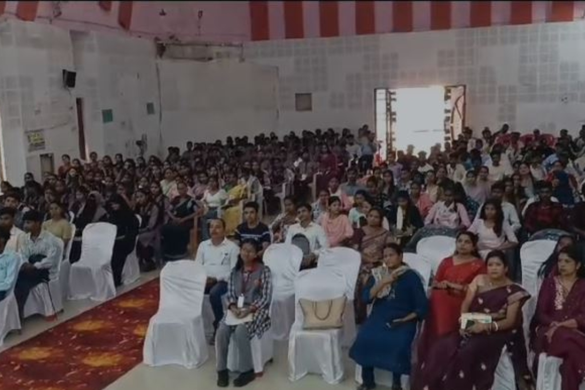 प्रभात खबर प्रतिभा सम्मान समारोह : गुमला में 200 विद्यार्थियों को किया गया सम्मानित, डीसी ने कहा प्रतिभा की नहीं है कमी