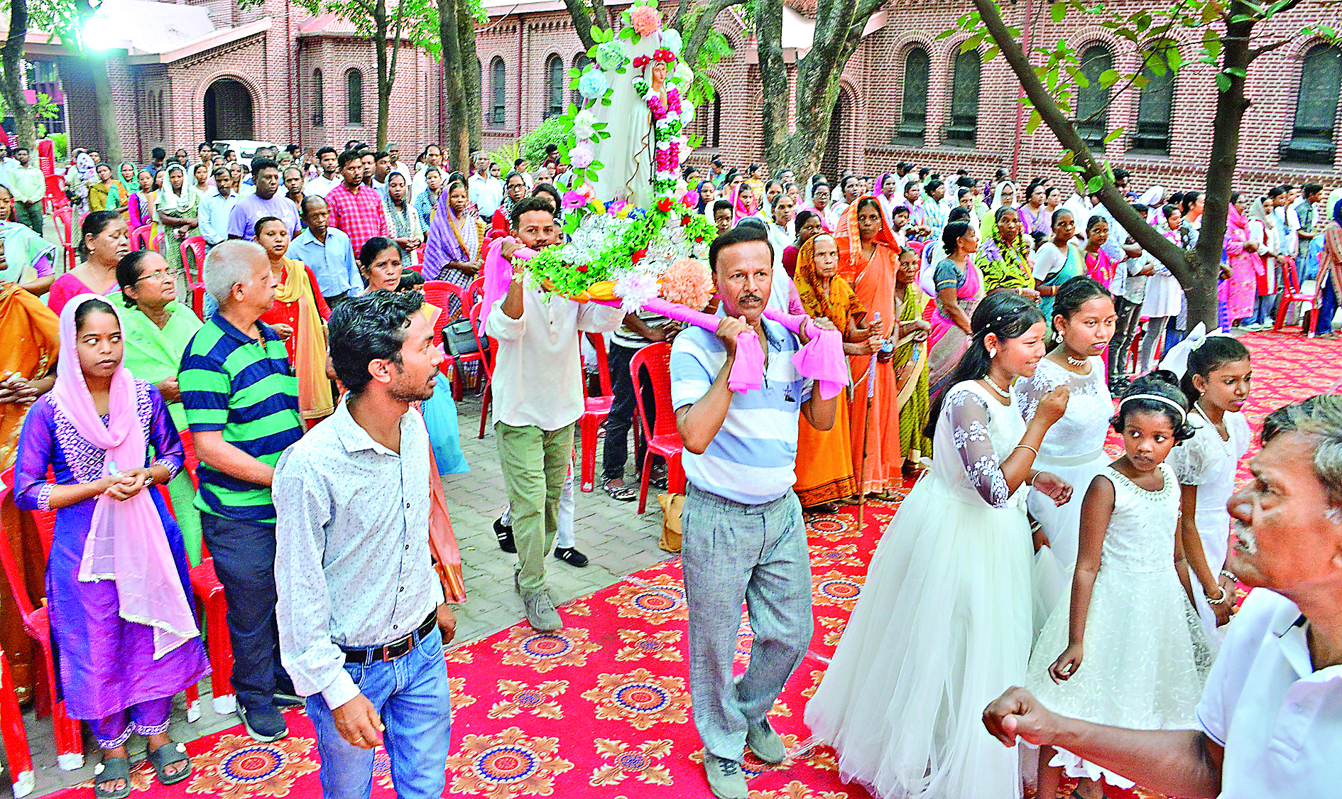 संत मरिया महागिरजाघर में माता मरियम के सम्मान में आराधना