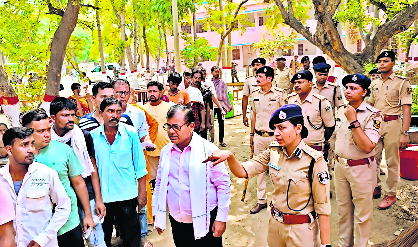 डीएम व एसपी ने बूथों का किया निरीक्षण, दिये निर्देश