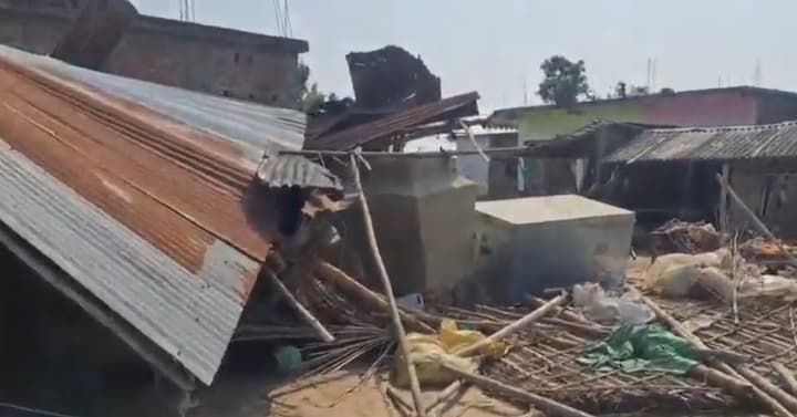 तेज आंधी में दो दर्जन परिवार के घर उजड़े