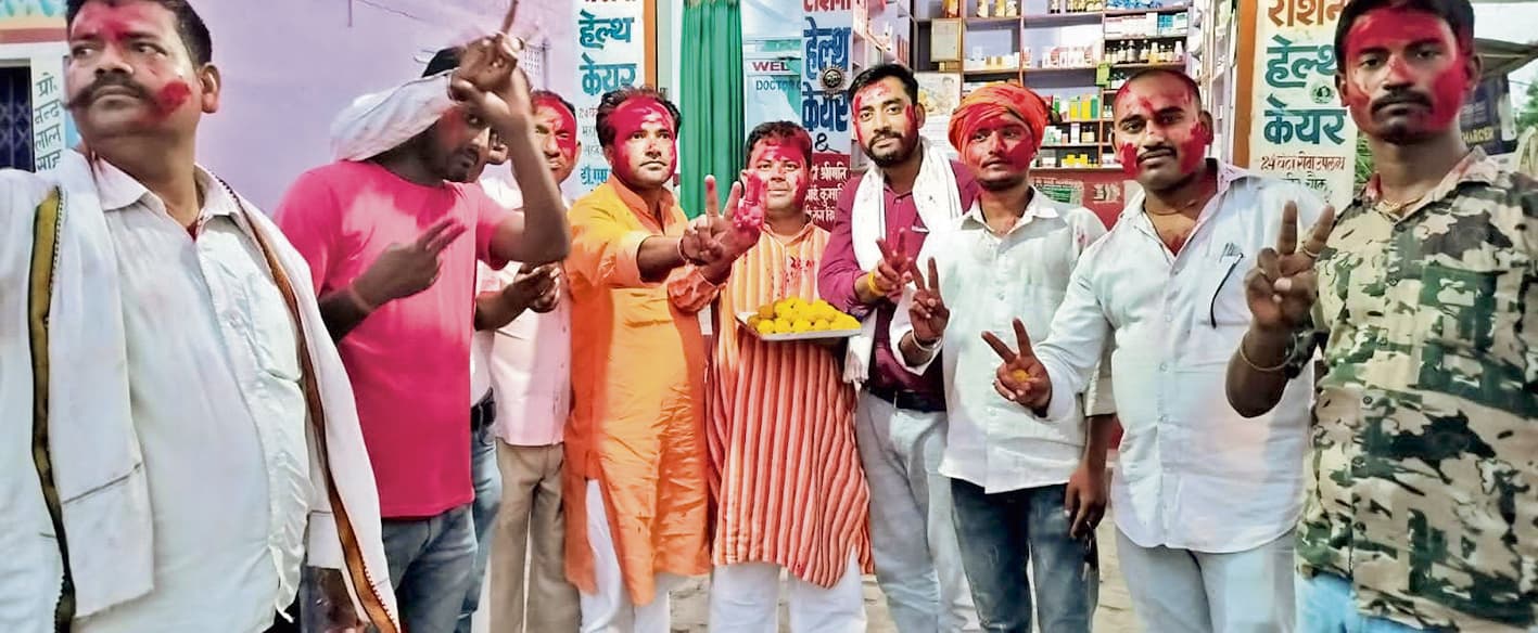 चौक-चौराहे पर होती रही जीत-हार की चर्चा, कहीं फूटे पटाखे, तो कहीं छायी मायूसी