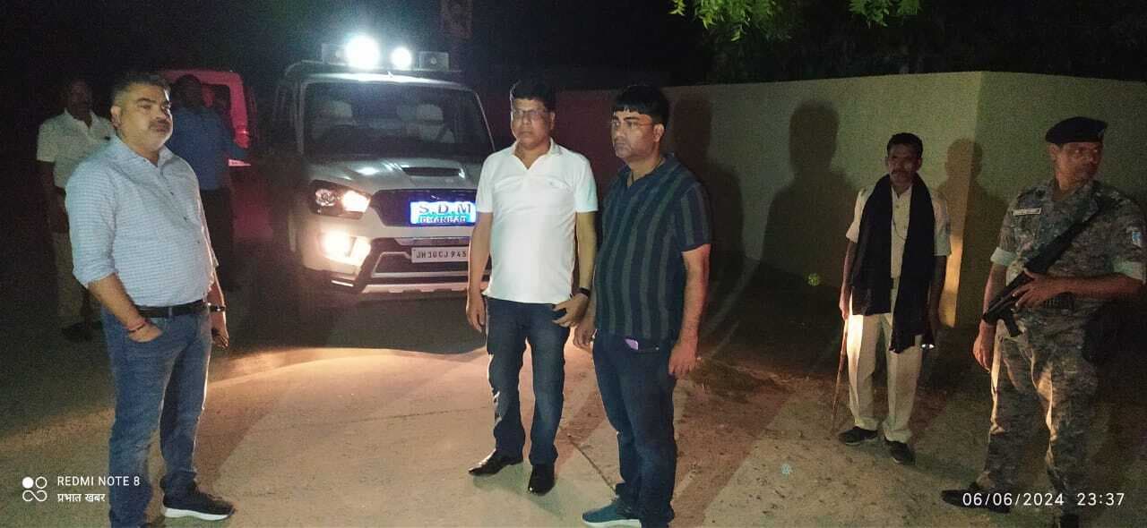 निरसा में बालू तस्करी की जांच करने पहुंचे एसडीओ