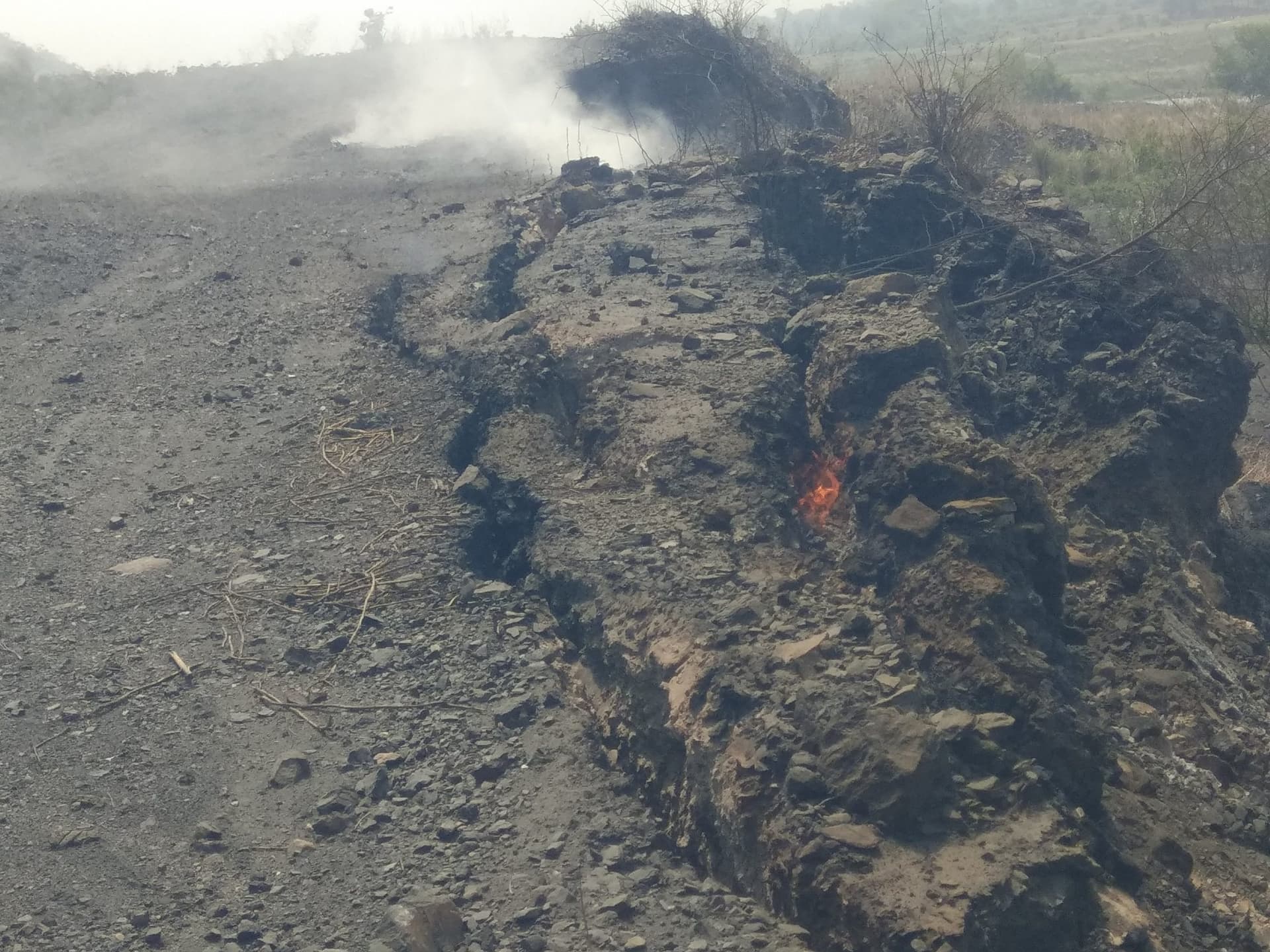 रिजेक्ट कोयला में लगी आग हुई तेज, मार्ग को खतरा