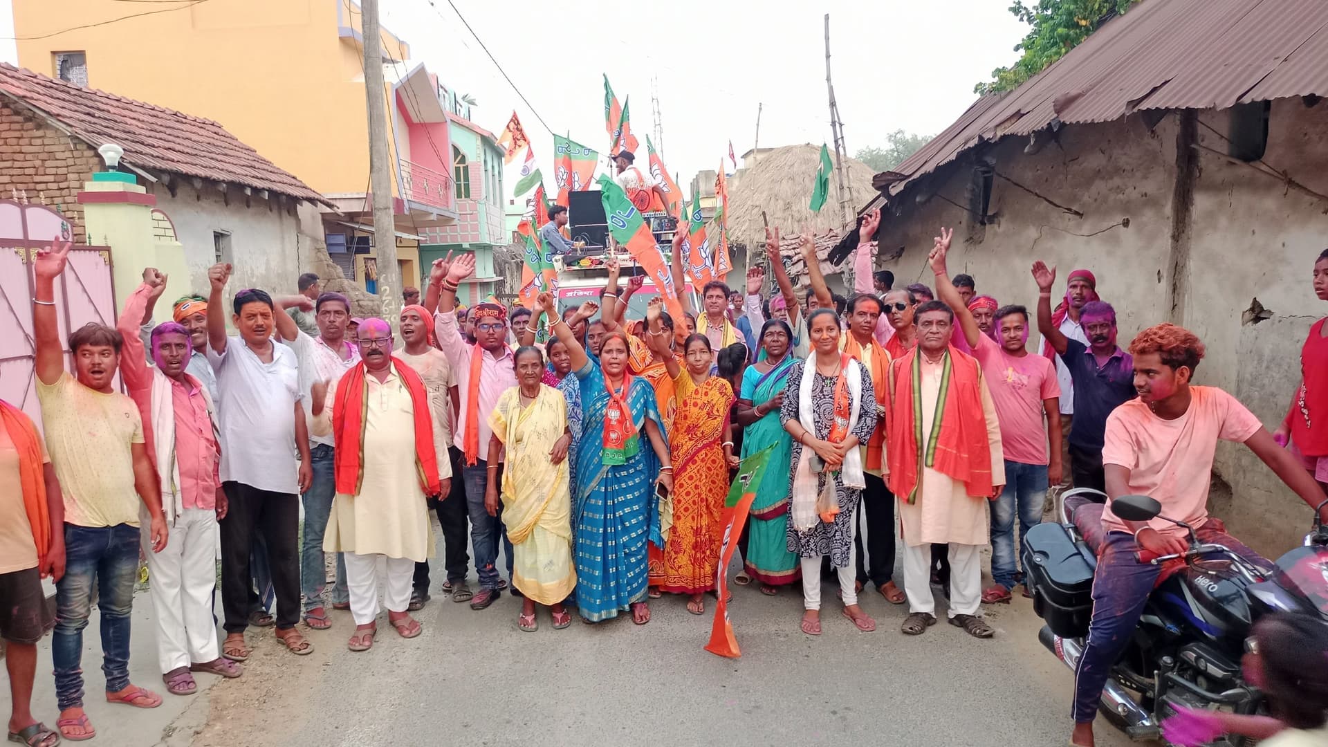 भाजपा कार्यकर्ताओं ने निकाला जुलूस, की आतिशबाजी