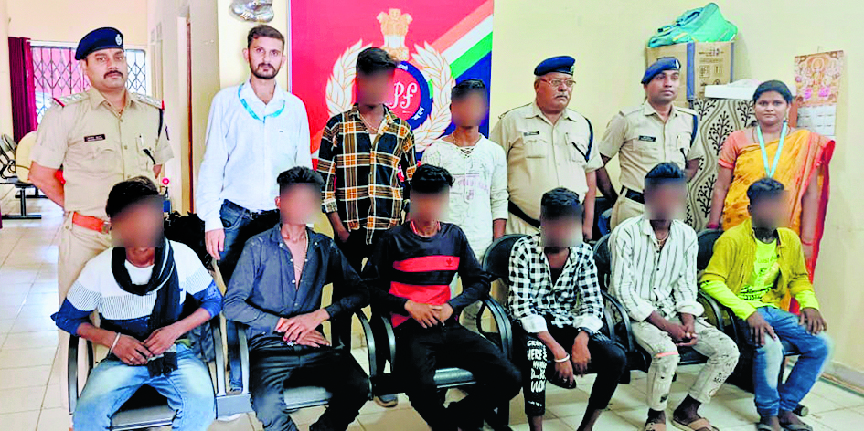 सियालदह-अजमेर से दो मानव तस्कर गिरफ्तार, छह बाल मजदूर मुक्त