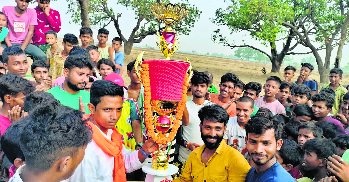 बारुन नाइट क्रिकेट ट्राॅफी पर सोनू निगम किंग्स इलेवन ने जमाया कब्जा