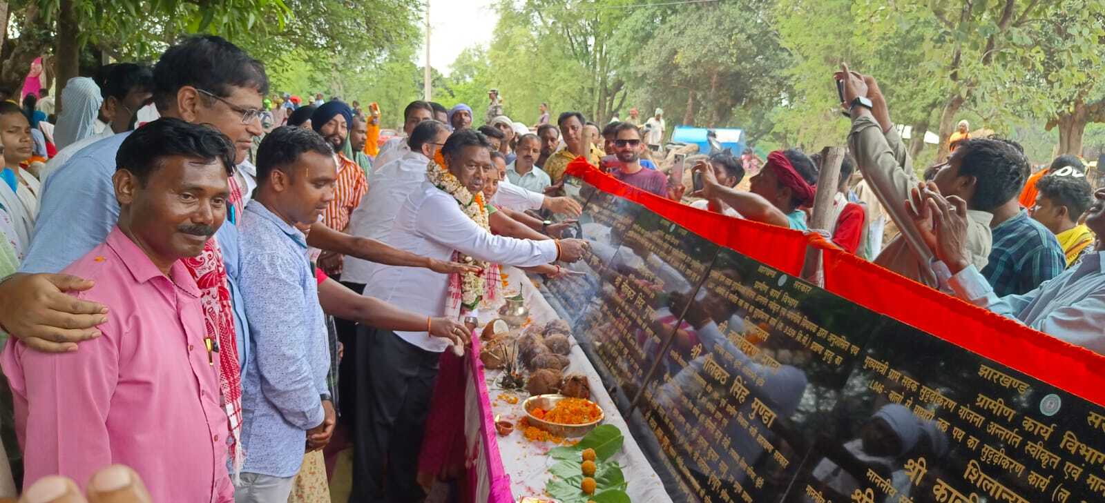 सड़क बनने से विकास का खुलता है रास्ता : विधायक