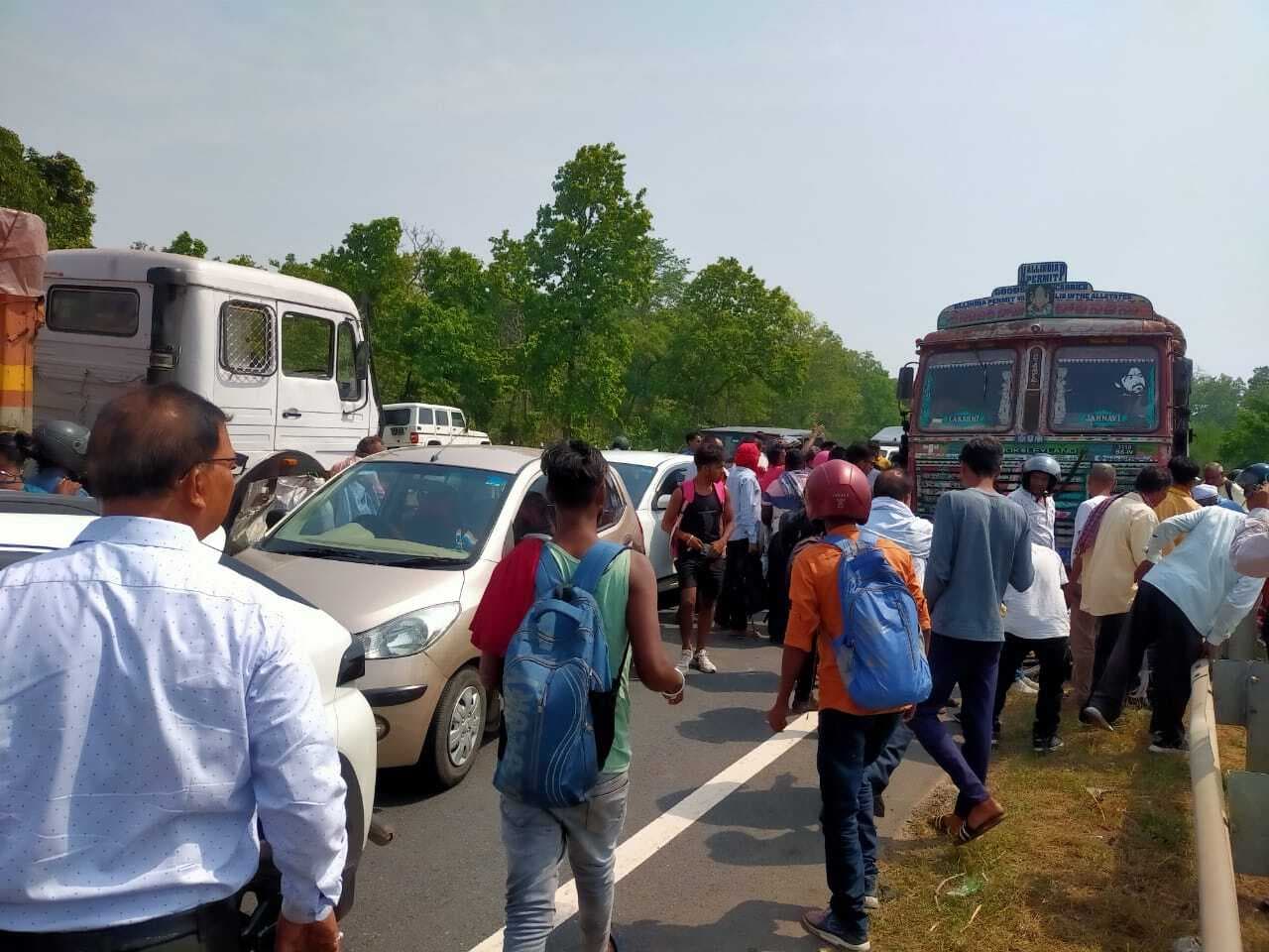 सड़क दुर्घटना में महिला की मौत, तीन बच्चे घायल